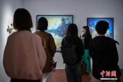 中法文化之春：塞纳河“鹦鹉”化身东西方“文化摆渡人”